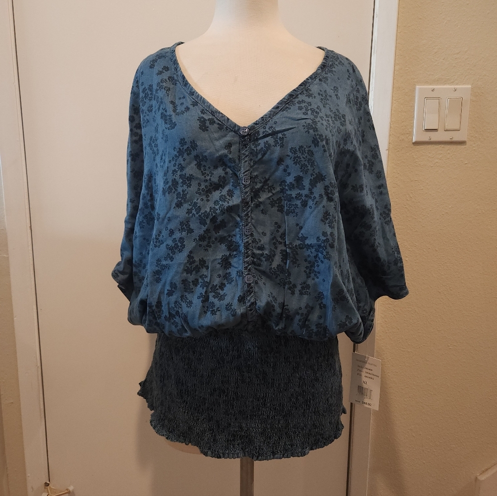 Chic Floral Button-Up Blouse in Blue